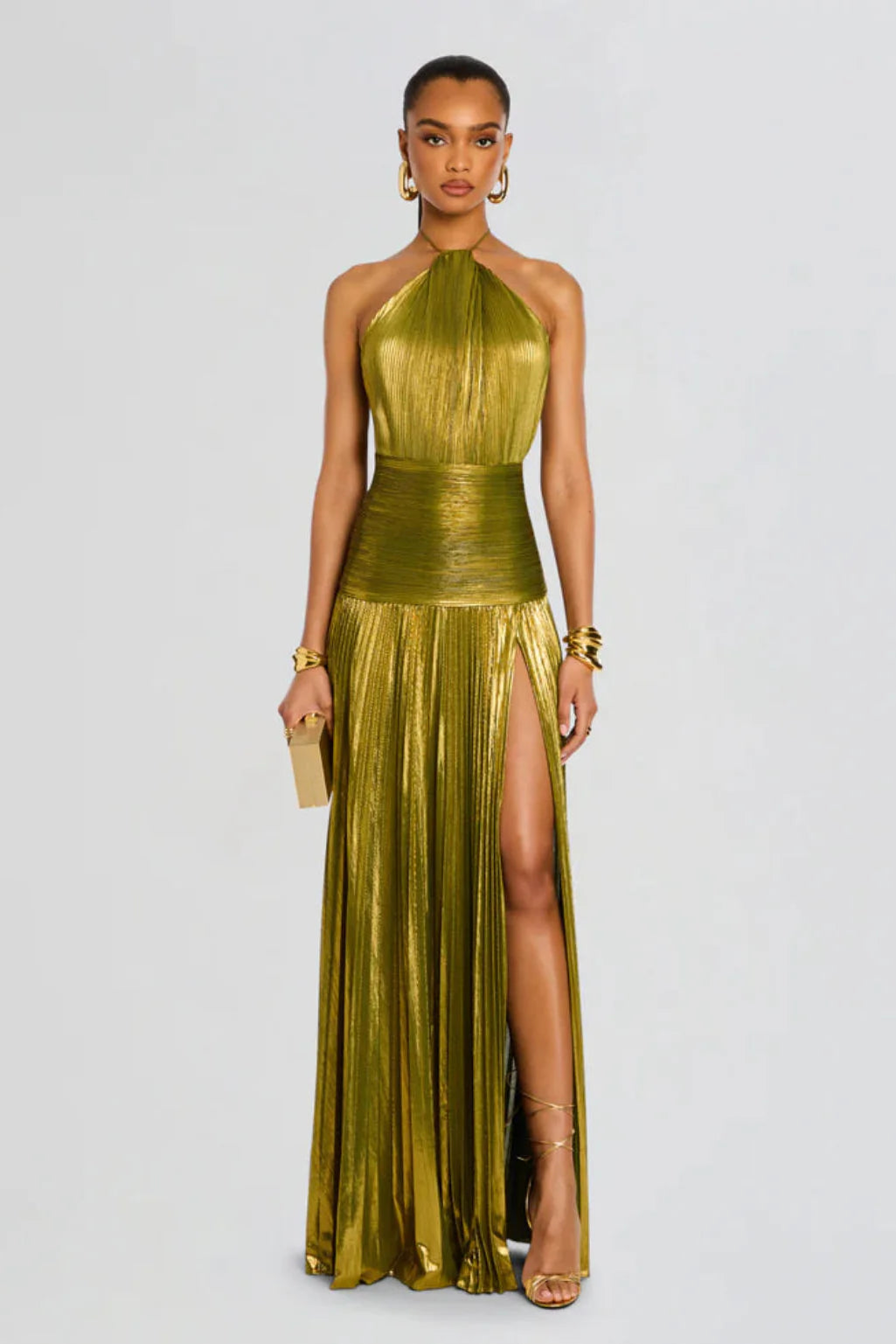 Vestido Aumare Menton largo verde oro con escote halter